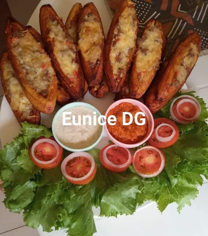 Les bananes plantains fourrées à la viande hachée.