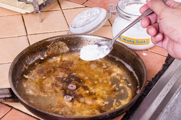 Comment nettoyer le sucre brûlé dans une marmite/poêle