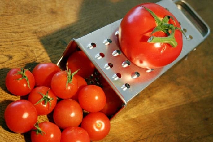 Le secret d’une délicieuse et savoureuse sauce tomate: Il suffit de râper vos tomates