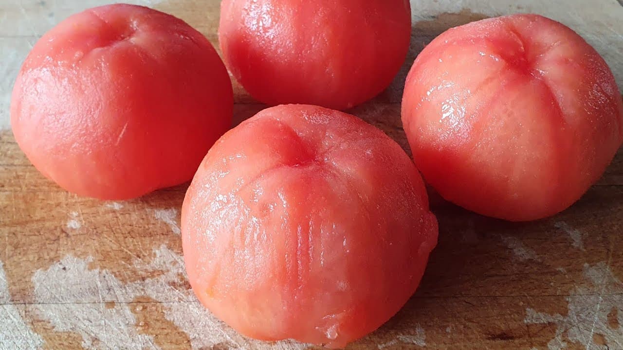 Comment enlever la peau des tomates et les couper rapidement