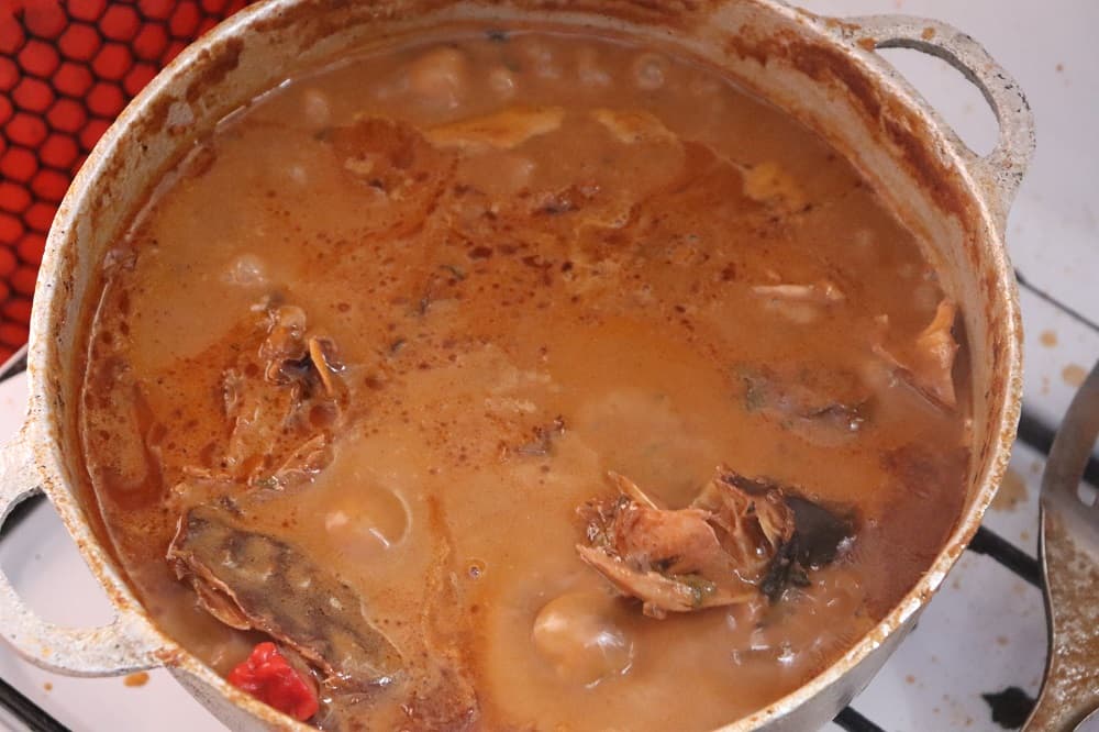 Sauce d’arachide aux poissons fumés