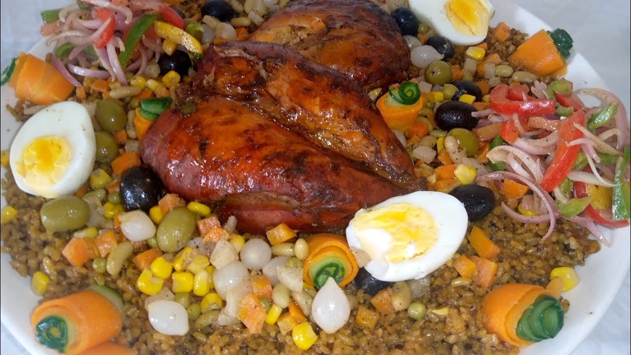 Riz à la viande et crudités