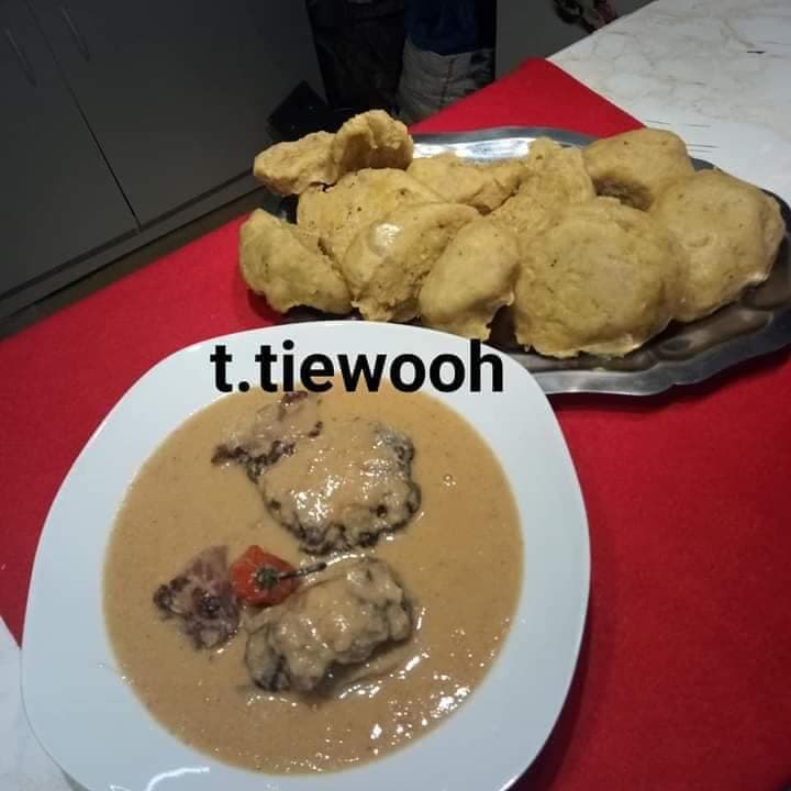 Plantain pilé accompagné de sa savoureuse sauce d'arachide au bœuf fumé