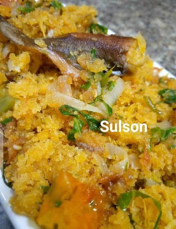 Tapioca (Gari) Sauté à Ma Façon avec Feuilles de Laitue : Un Délice Revisité