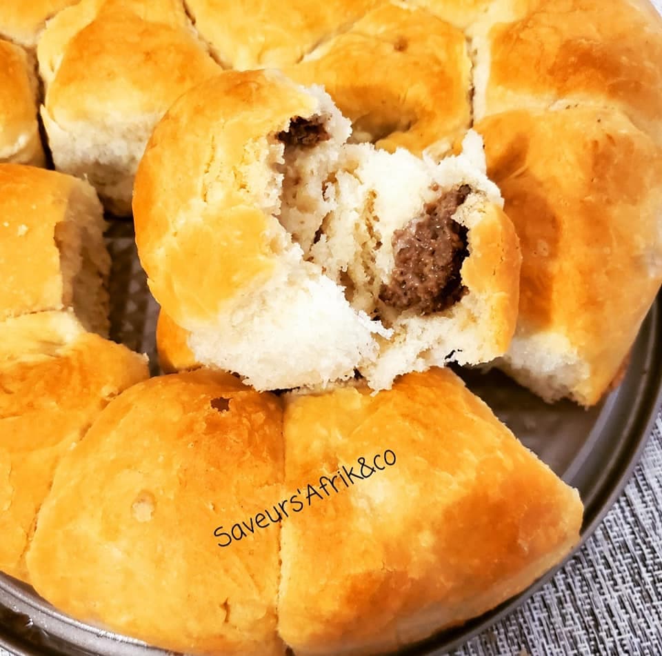Pain fourré aux boulettes de viande hachée à la mozzarella