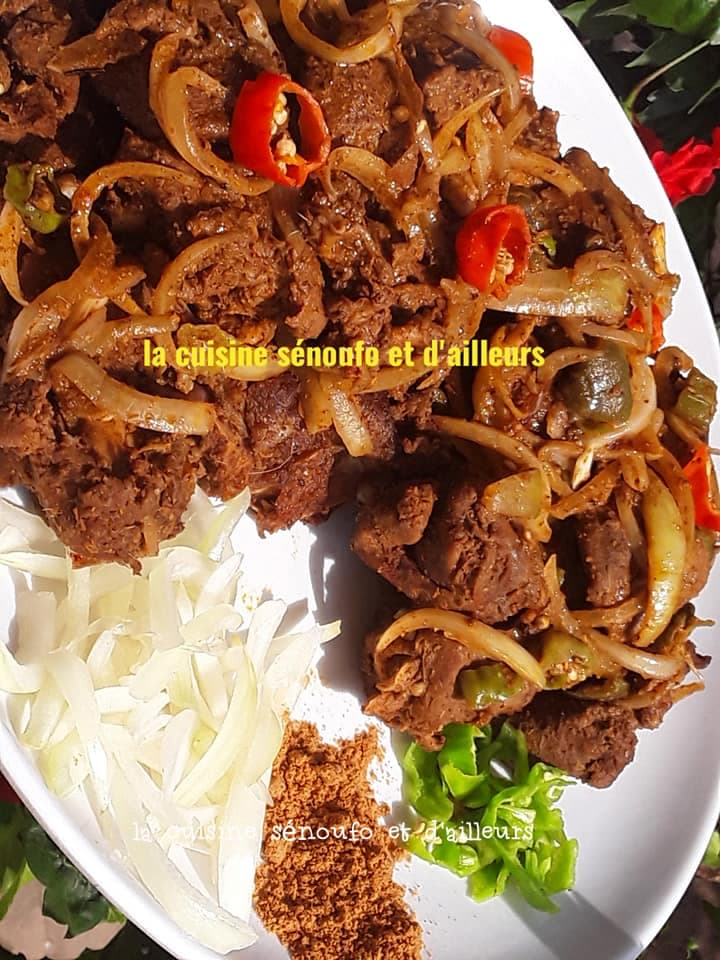 Mon choukouya de mouton au four bien épicé avec un peu d’oignon frais, kankan et piment vert.