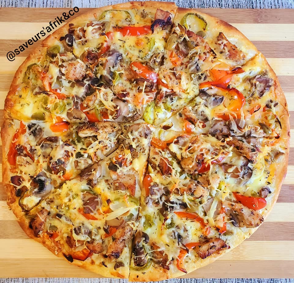 Pizza poulet aux épices africaines champignons crème fraiche poivrons