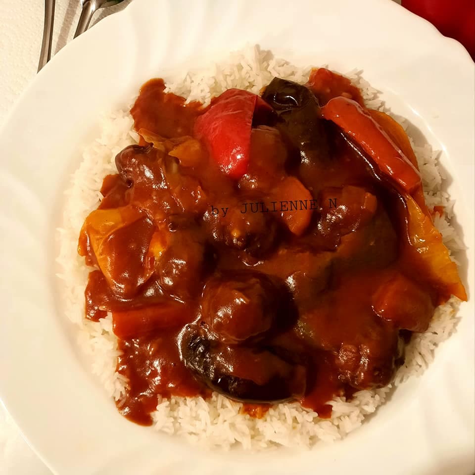 »Domada »,sauce tomate épaissit aux boulettes de poisson