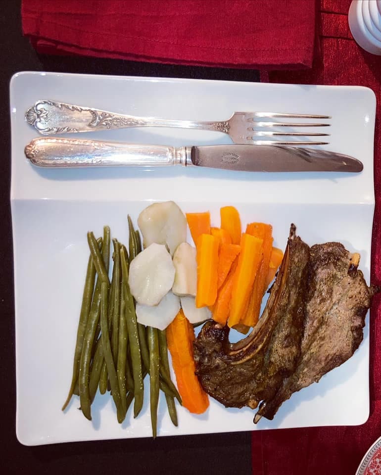 Côtes d’agneau grillées et ses légumes à la vapeur (haricots verts, carottes et topinambours)