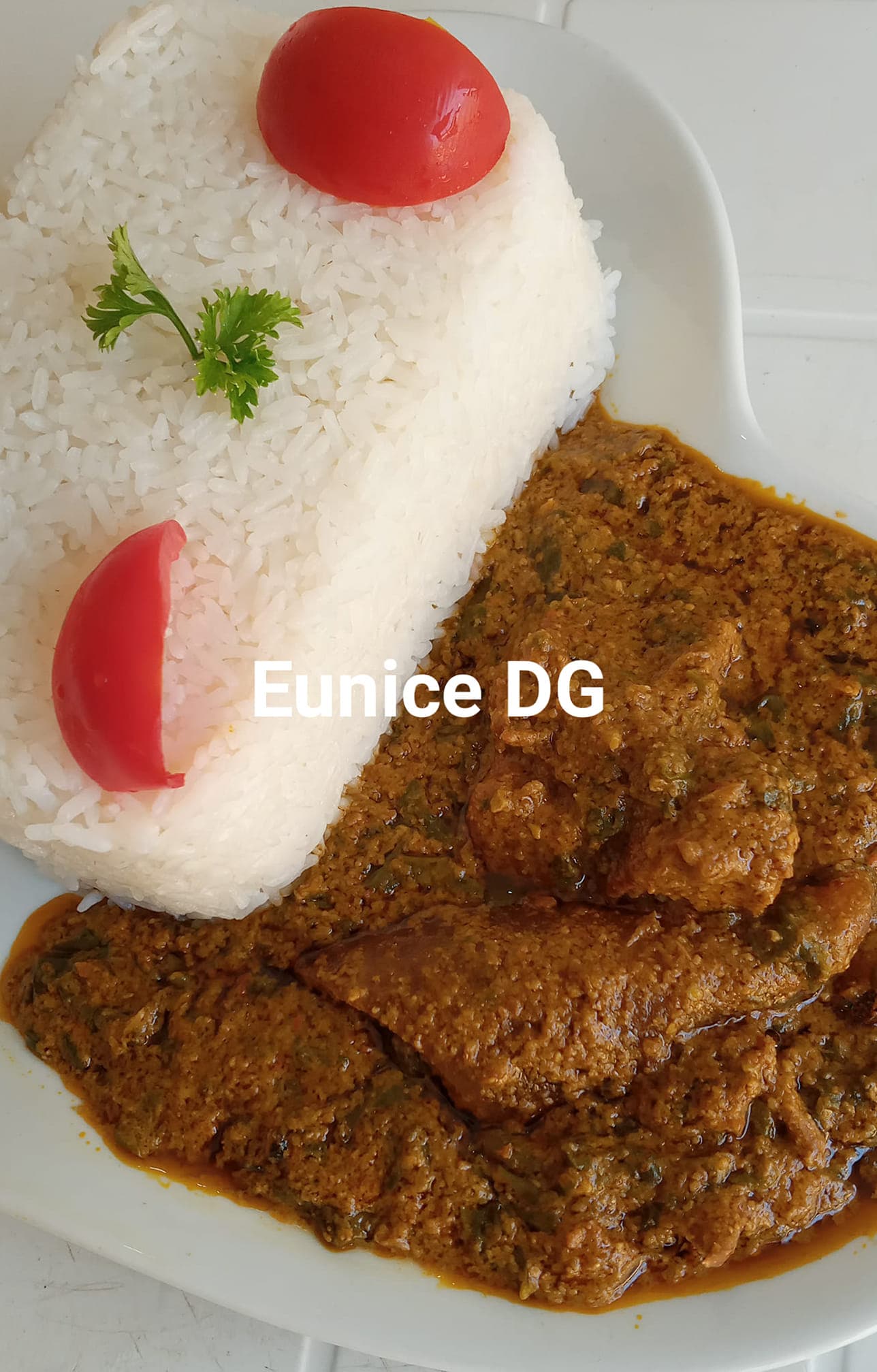 Sauce pistache épinards à la viande de bœuf, kpolo et maquereau émietté