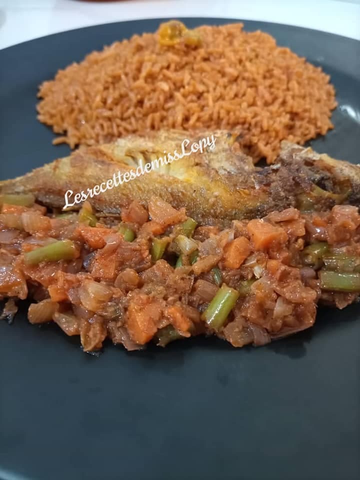 Riz jollof et son poisson frit avec légumes
