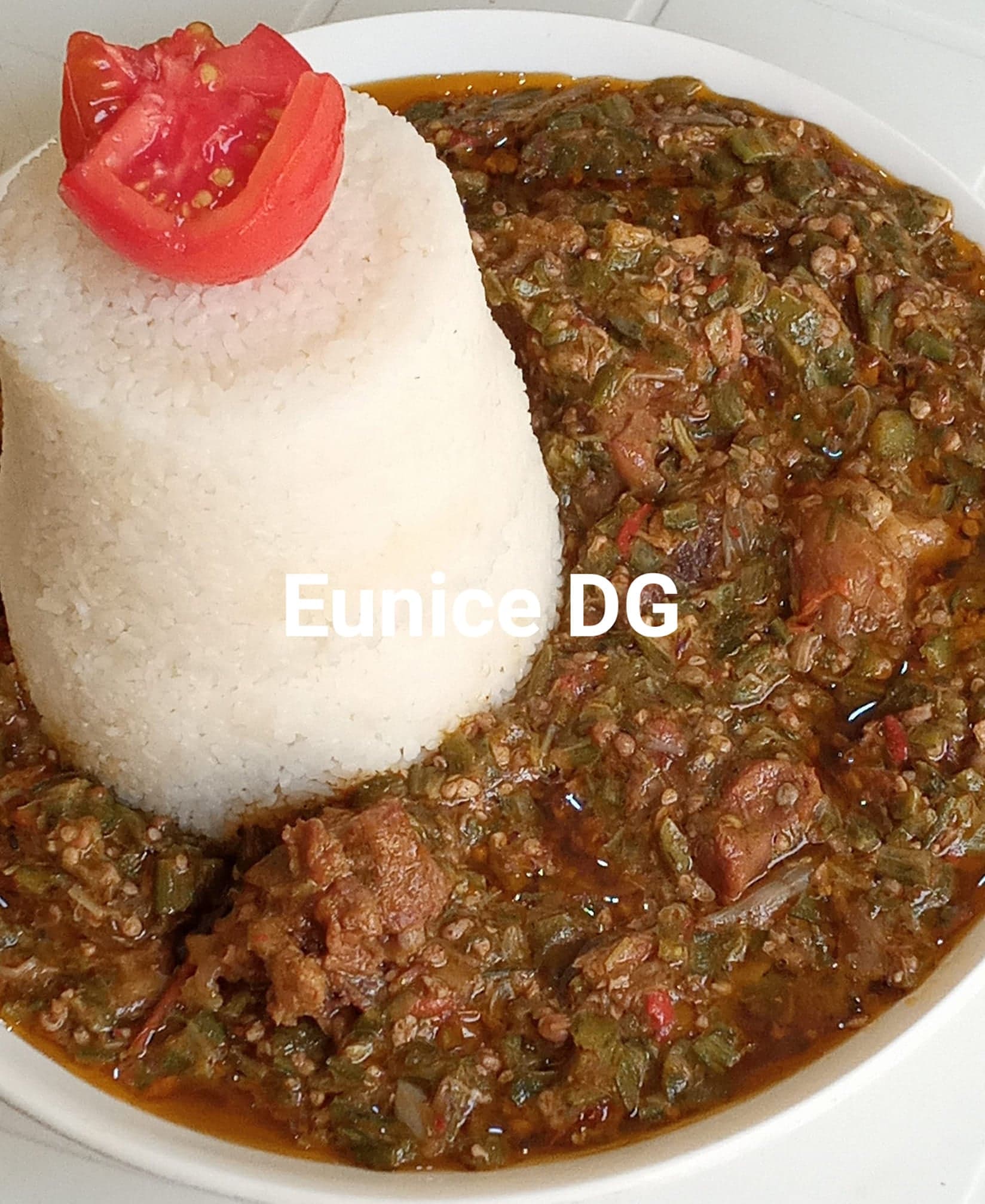 Gombo grillé au soumara avec du riz