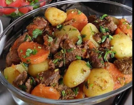 Du ragoût de viande et de pommes