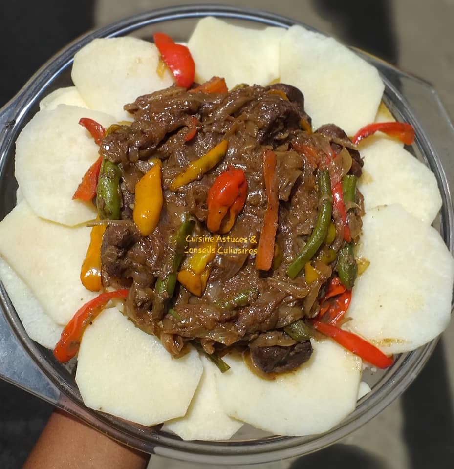 Rognons de bœuf sautées sur son nid de rondelles d’ignames cuits à la vapeur