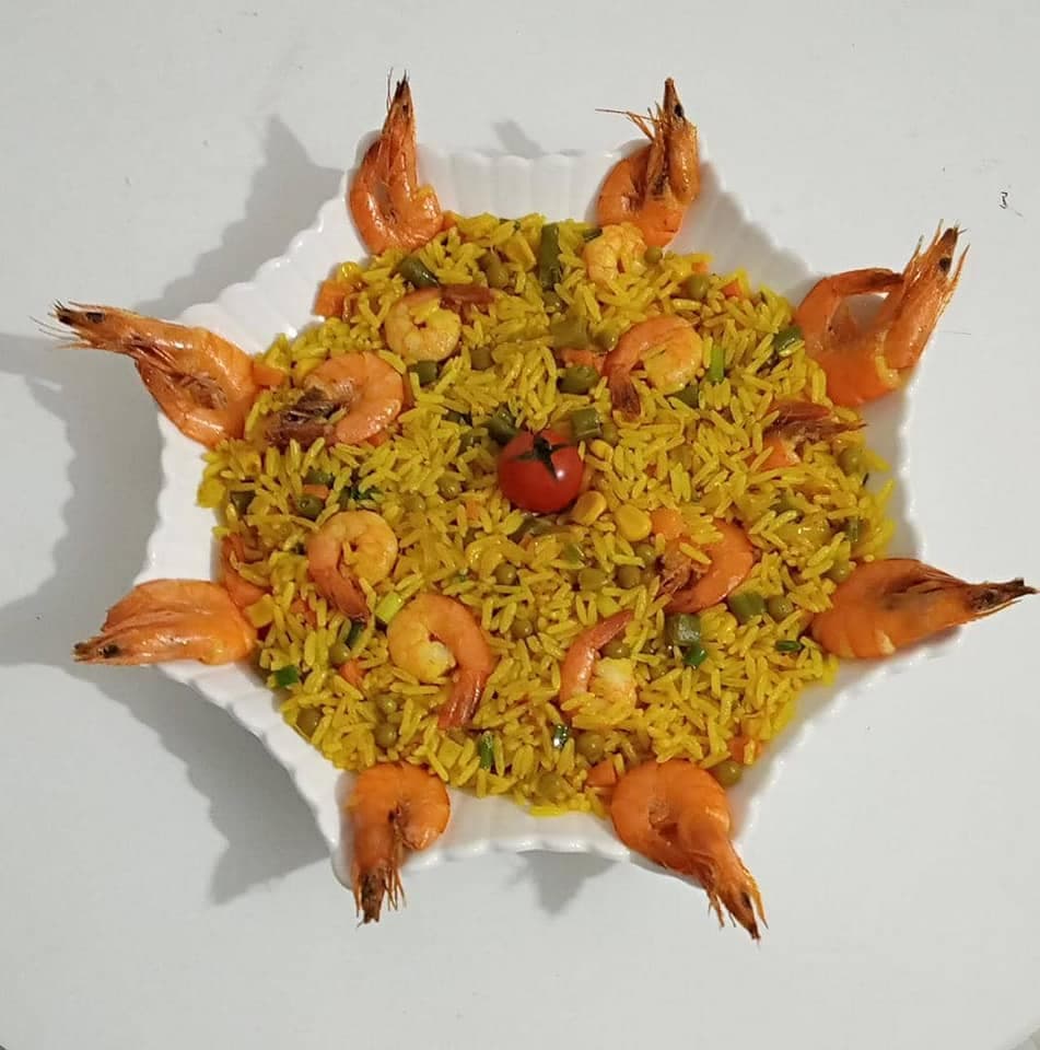 Riz aux crevettes et aux petits légumes.