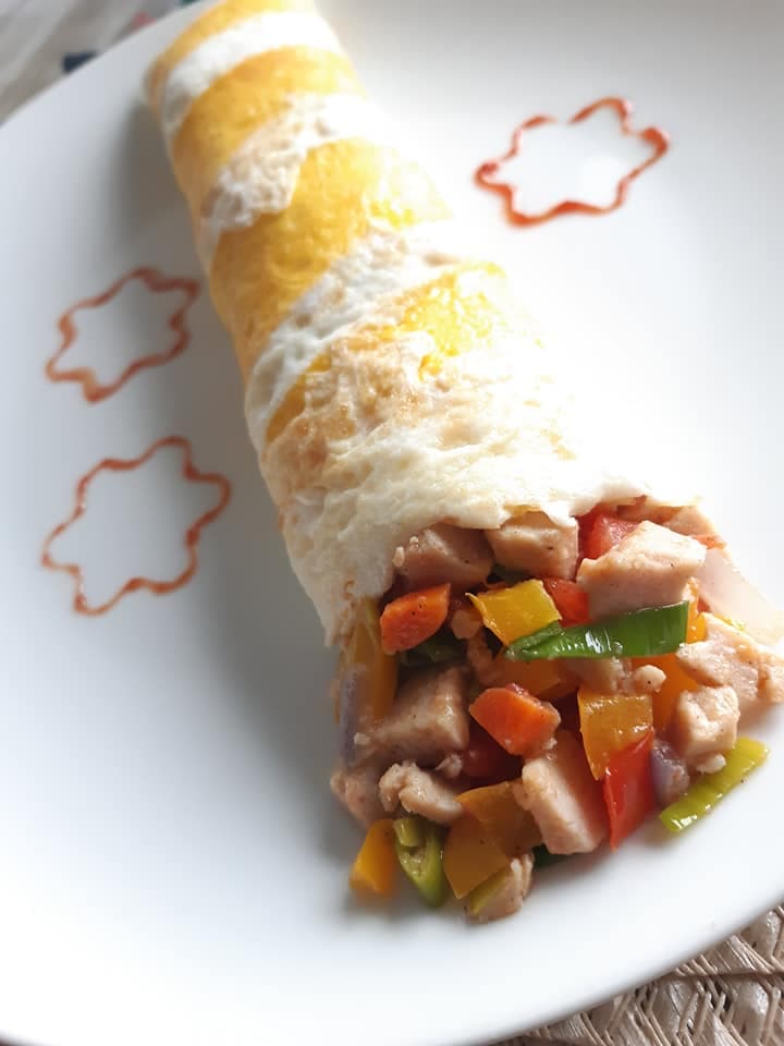 Omelette garnie aux légumes et flocons de poulet