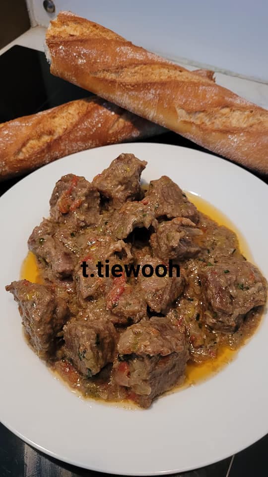 Rôti de bœuf et pain crush.