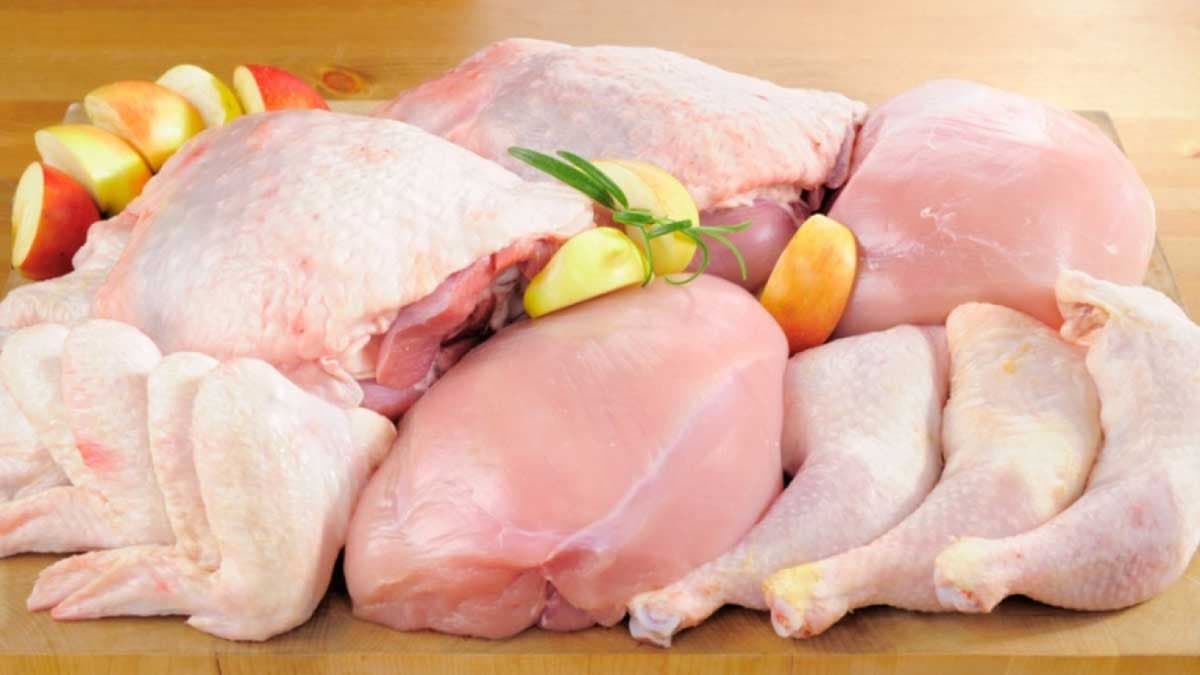 La façon saine de décongeler du poulet congelé avant la cuisson.