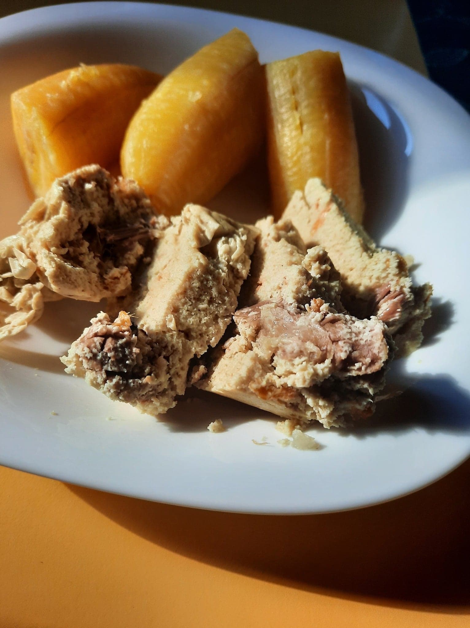 Des mets de pistaches au poisson fumé