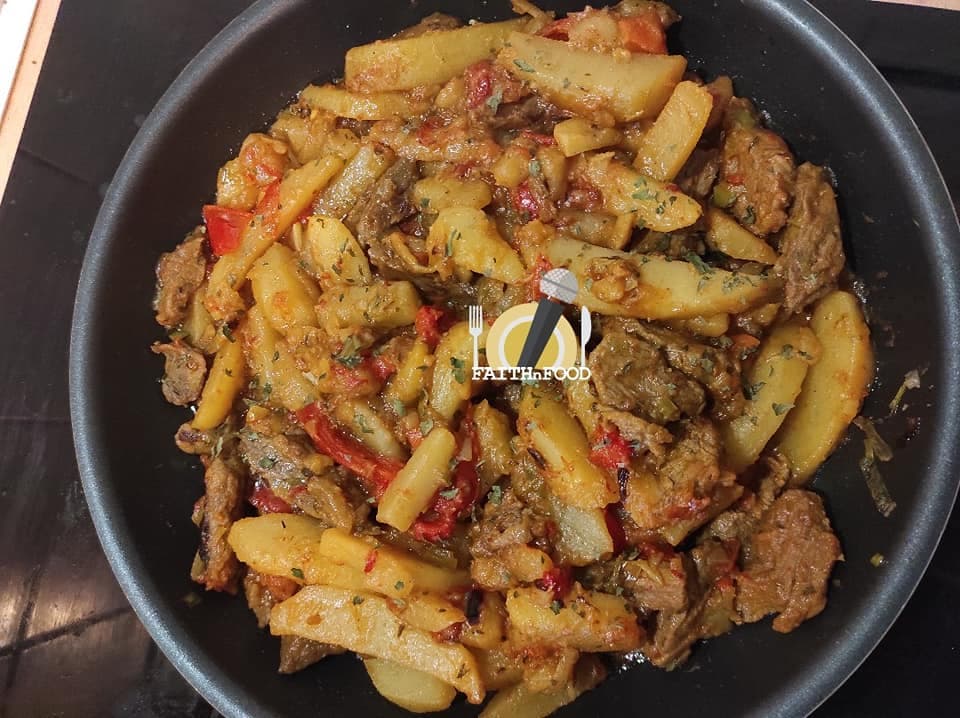 Viande accompagné de sauté de pommes de terre .