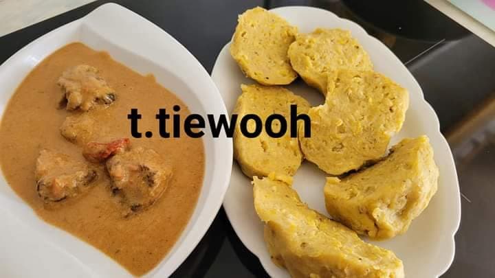 Sauce arachide à la banane plantain pilée.