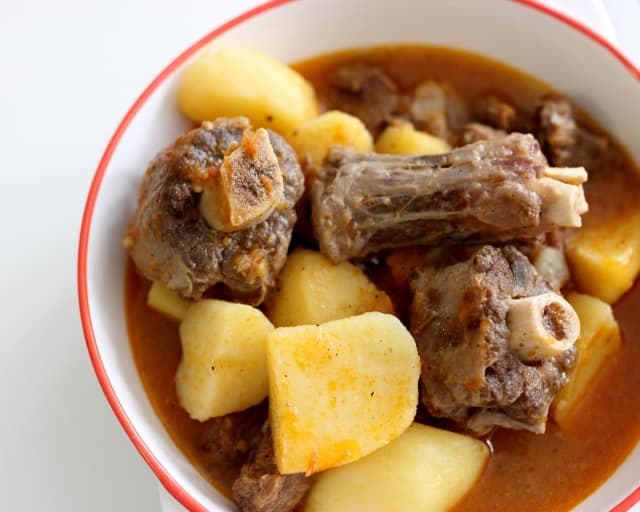 Ragout de queue de bœuf aux pommes de terre.