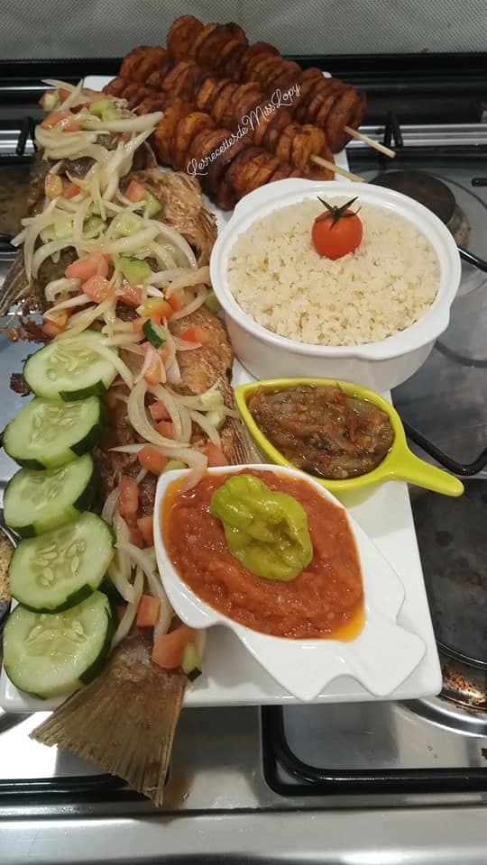 Attieké et des brochettes d’alloko.