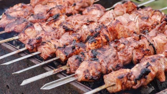 Comment faire griller de la viande sur du charbon de bois