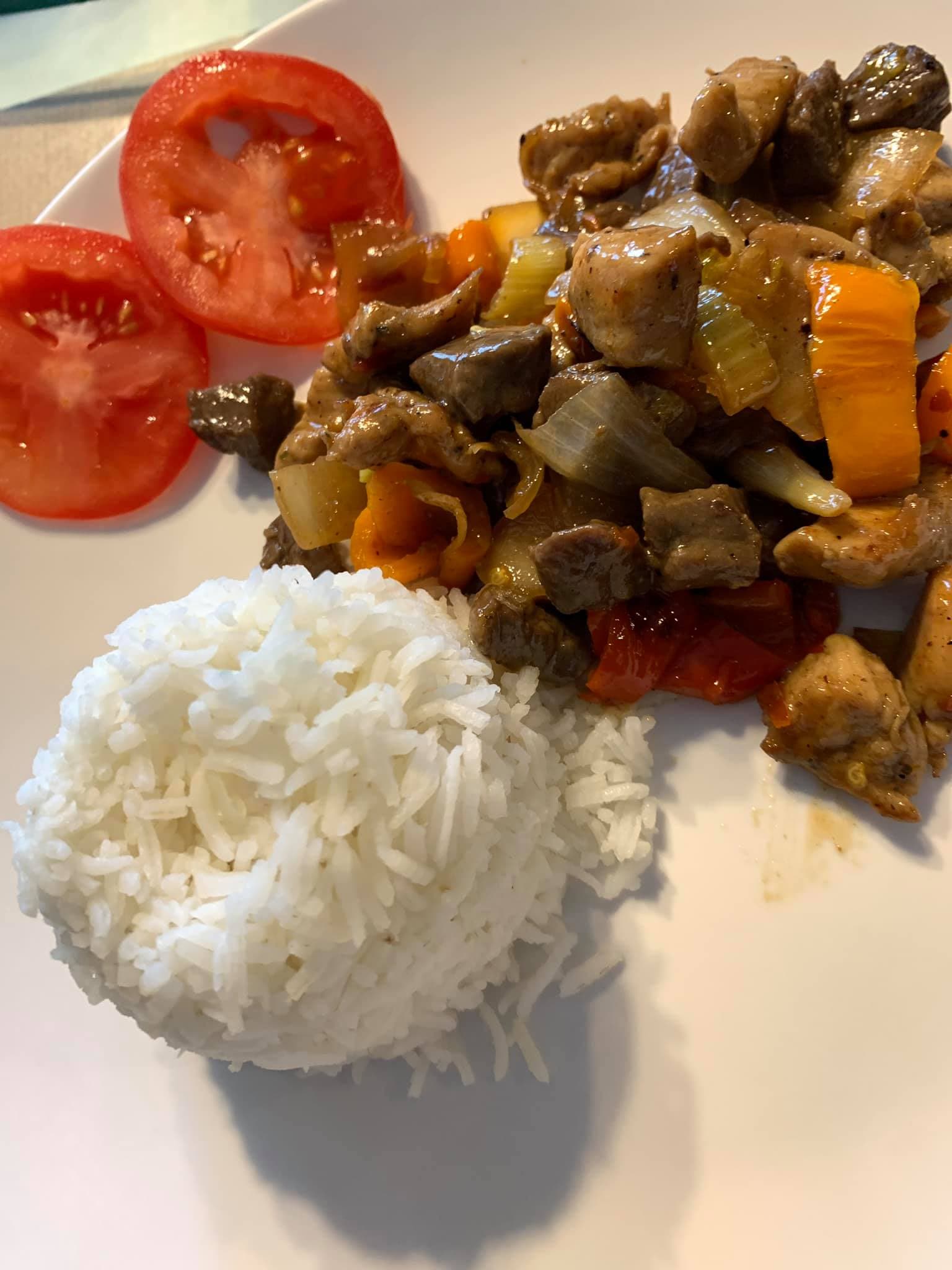 Du filet de bœuf et la poitrine de poulet sautées aux poivrons doux avec un peps de sauce orange