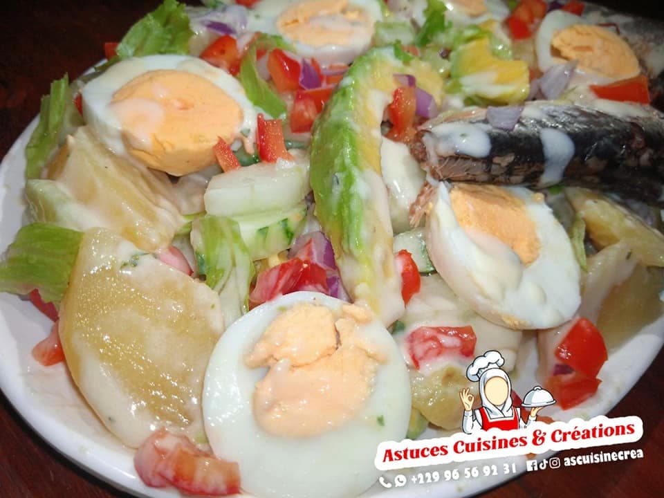 Salade de pommes de terre avocat aux œufs et sardines.