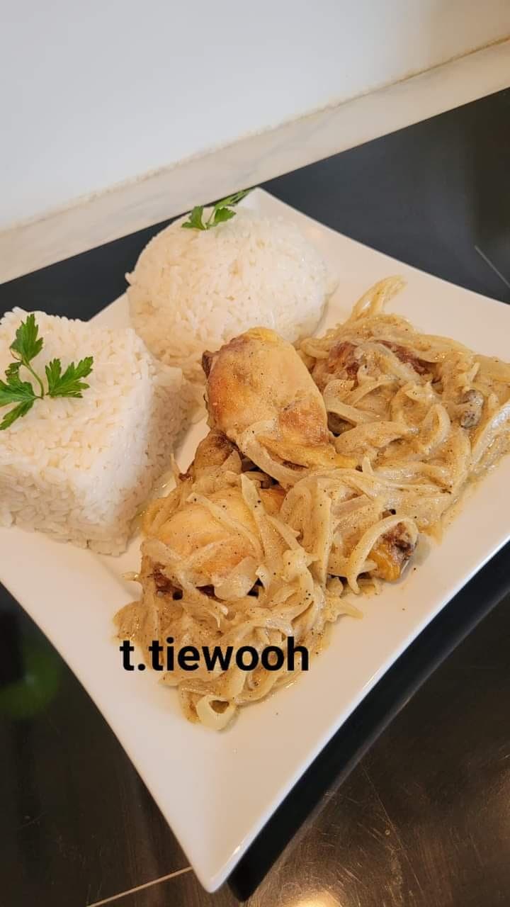 Sauce oignon /poulet et dôme de riz.