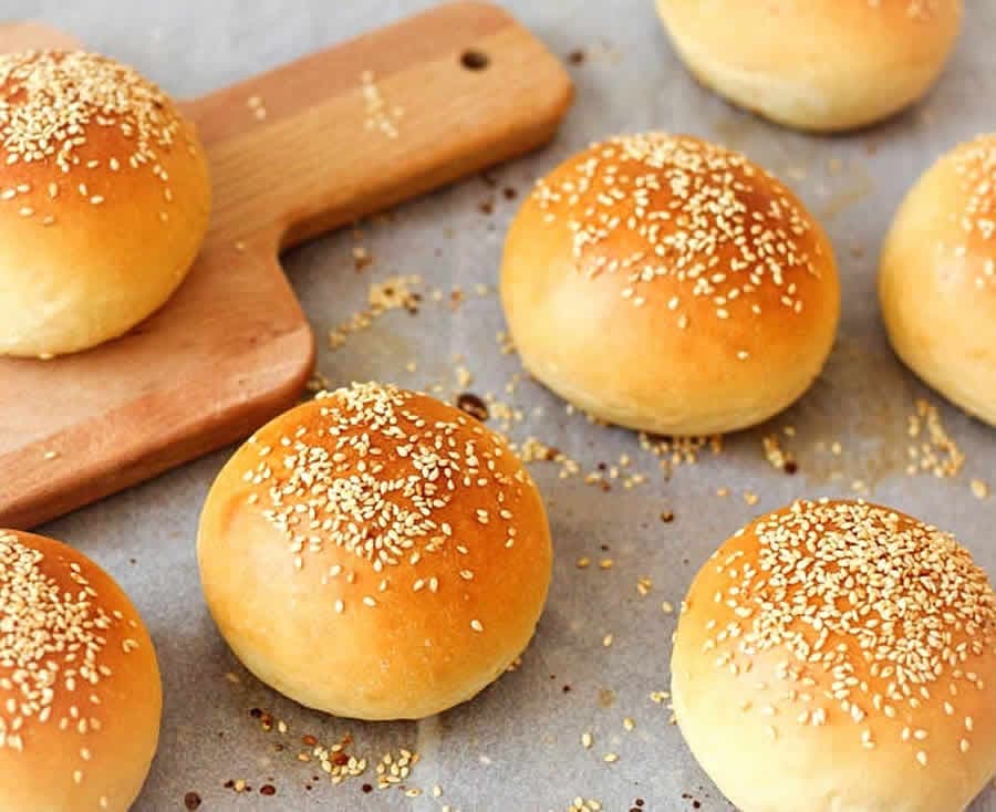 Brioches burger maison : recette moelleuse et facile