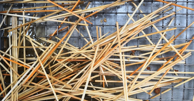 La meilleure façon d’éviter que les brochettes en bois ne brûlent