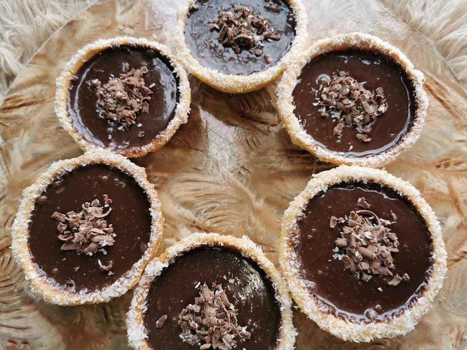 Tartelettes au caramel beurre salé et chocolat.