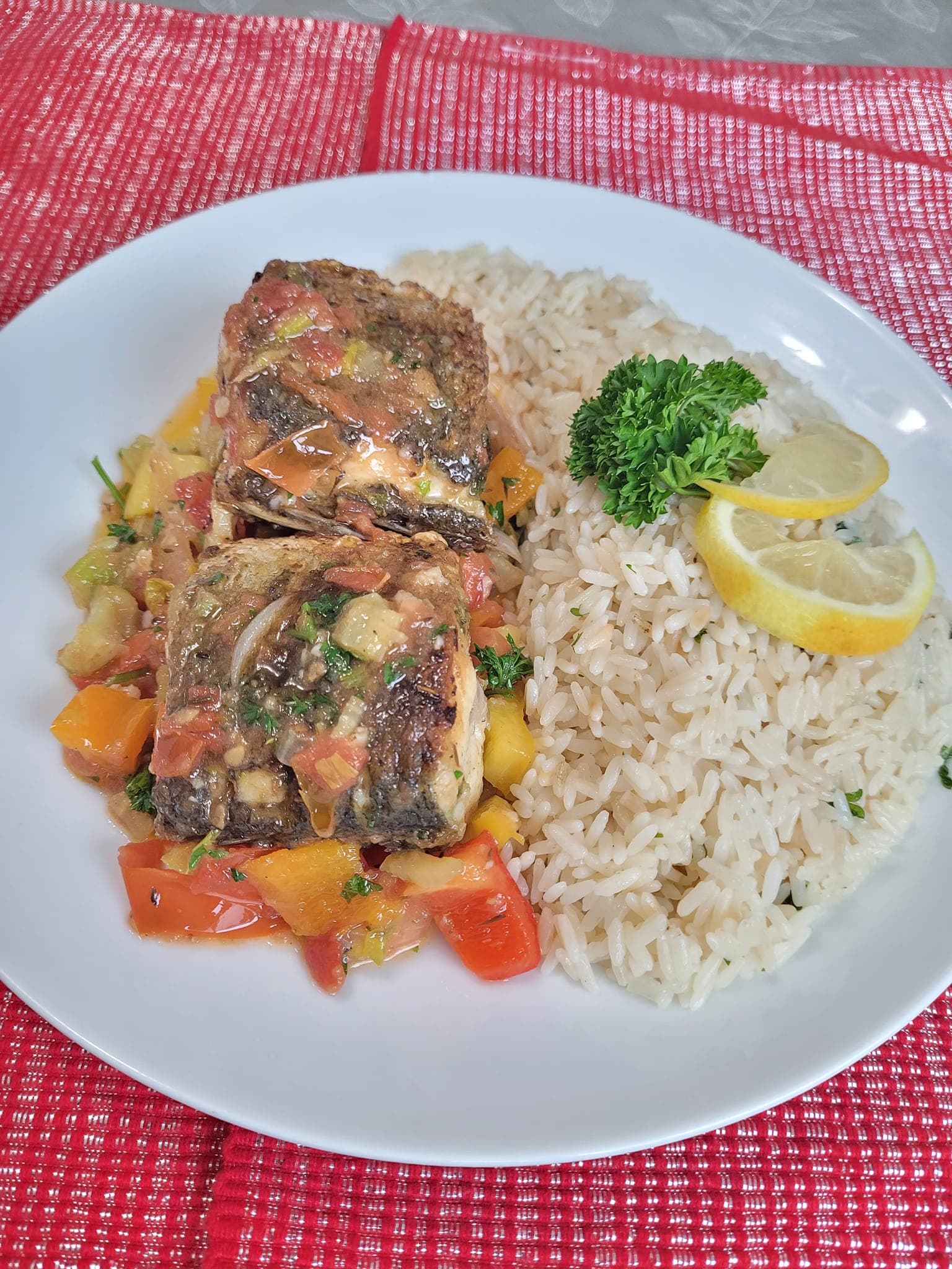Riz persillé au citron et bar sauté aux petits légumes