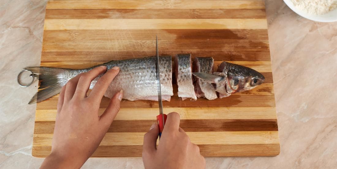 Comment éliminer des odeurs de oignon, poisson, ail… après la cuisine