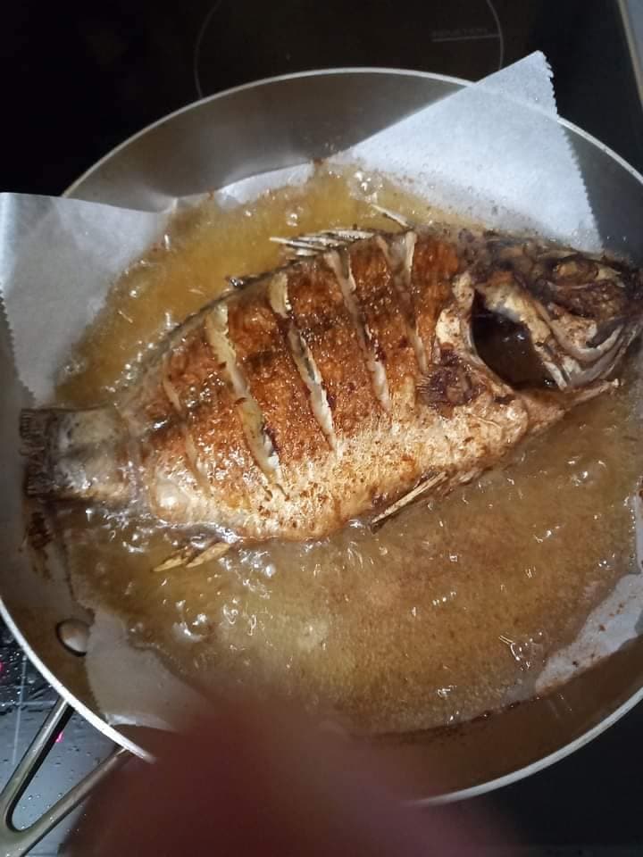 Astuce géniale pour éviter que le poisson ne colle la poêle.