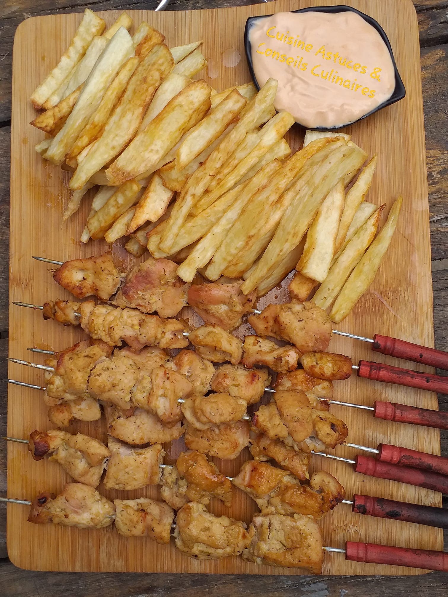 Brochettes de poulet accompagnée de frites d’ignames et sa sauce Coktail