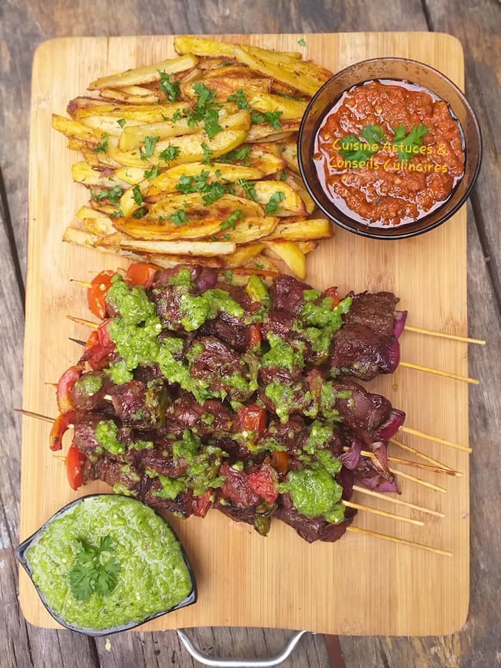 Brochettes de foie, frittes de pommes de terre au four et Sauce piquante.