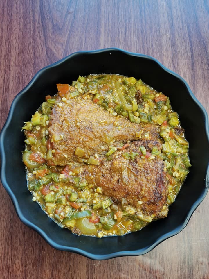 Poisson frit à la sauce gombo