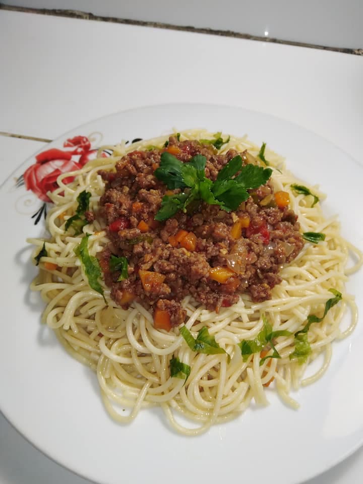Sauce bolognaise accompagnée de pâte.