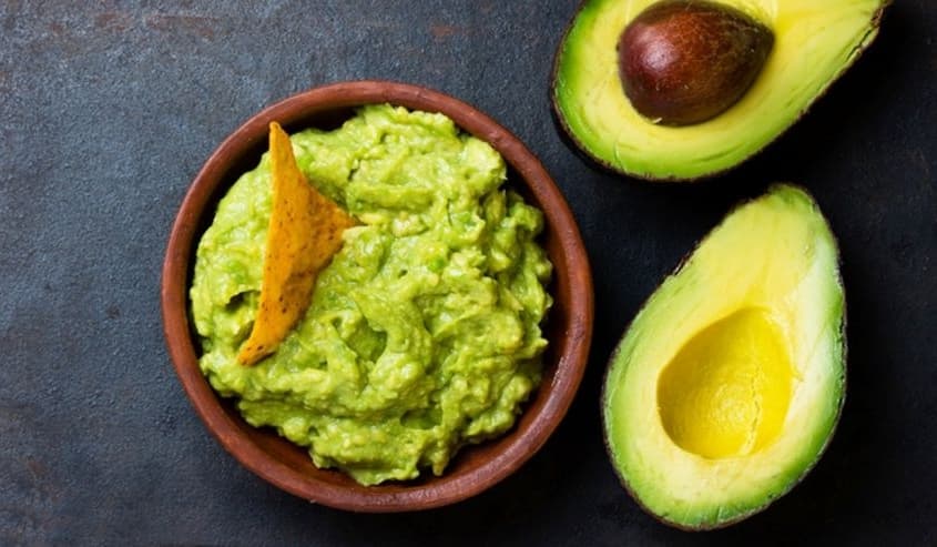 Astuce pour conserver la moitié d’un avocat au réfrigérateur.