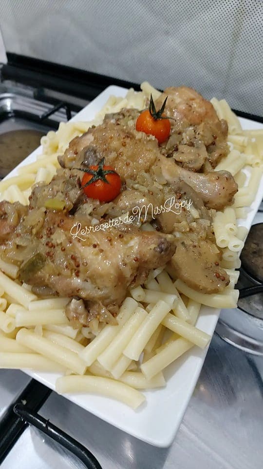 Poulet aux champignons de paris et moutarde a l ancienne avec des macaronis