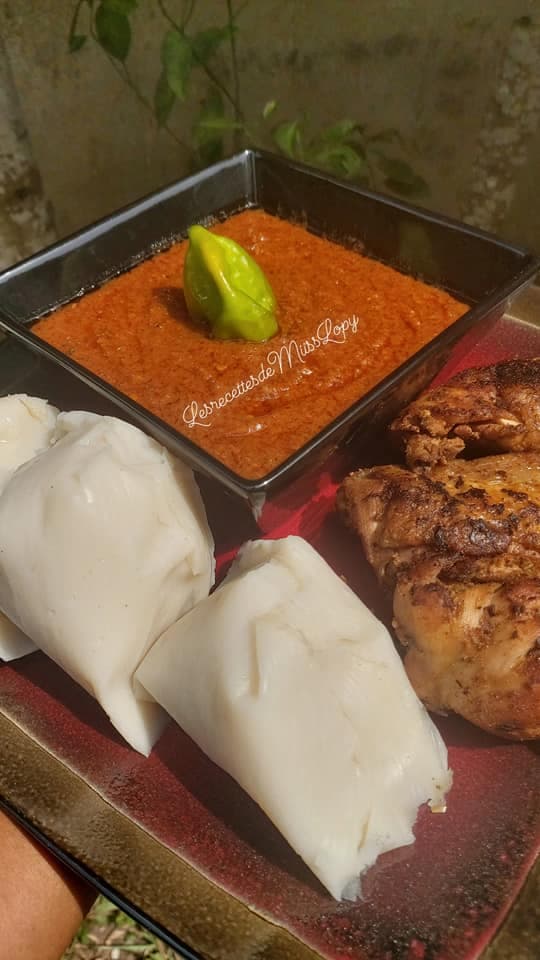 Akassa poulet braisé et sa sauce tomate passe partout