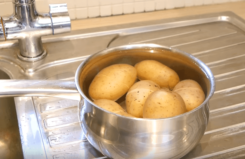 Comment éplucher facilement des pommes de terre cuites