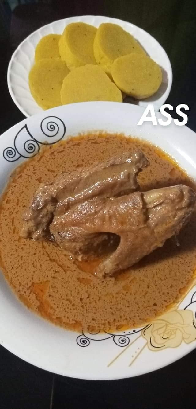 Canard noyé dans la sauce d’arachides sous le regard excité du plantain pilé