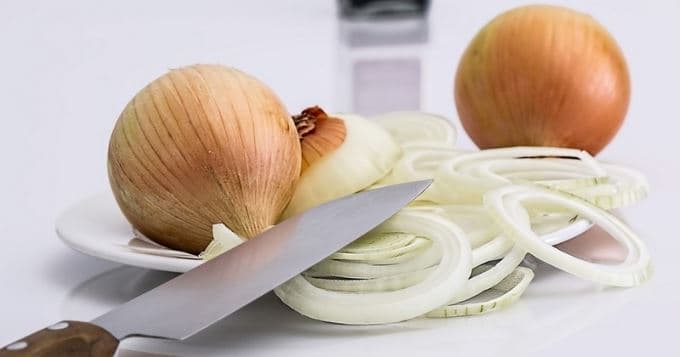 Comment éplucher et découper les oignons sans verser de larmes ?