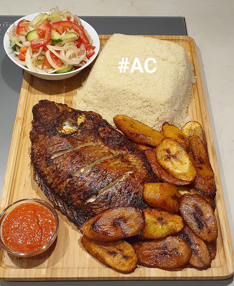 Attiéké avec poisson frit alloco et sa salade de crudités