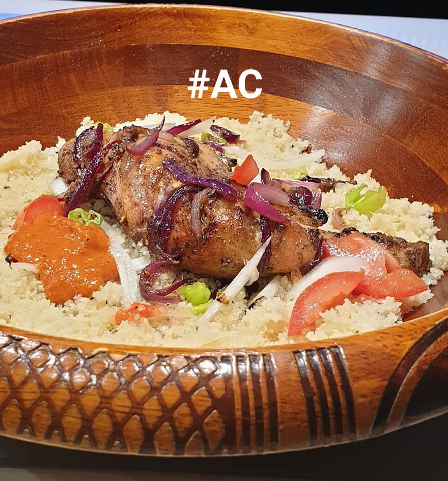 Cuisses de poulet braisées avec attiéké