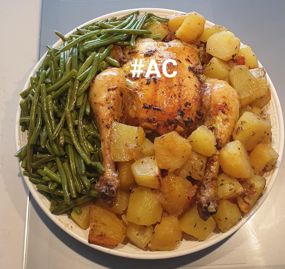 Poulet entier rôti au four avec ses accompagnements